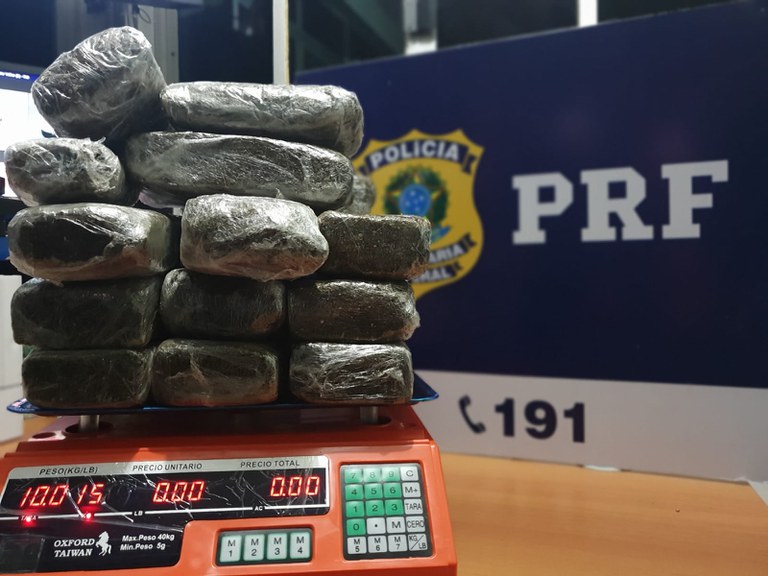 Em Porto Velho/RO, PRF flagra duas mulheres com 15 tijolos de maconha