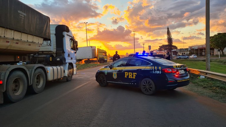 Em Vilhena/RO, PRF intercepta quase 35 mil litros de cachaça transportados ilegalmente