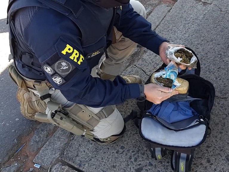 Em Porto Velho/RO, PRF flagra menor com 2 kg de maconha