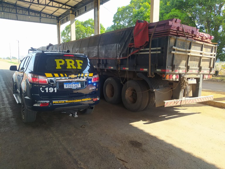 Em Ariquemes/RO, PRF identifica transporte irregular de madeira