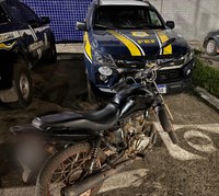 Motocicleta furtada e celulares são apreendidos pela PRF