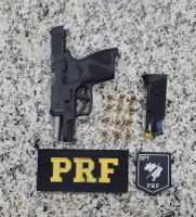 PRF em Roraima apreende arma de fogo e flagra entrada irregular de indianos no Brasil