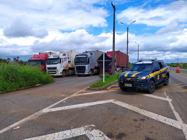 Caminhões ficaram retidos até o transbordo do excesso de carga