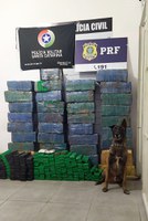 Ação conjunta PRF e PM: apreensão de 667 kg de maconha em veículo roubado e com placas clonadas em Tubarão