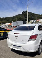 Automóvel roubado no RS é recuperado na BR-101 em Itapema