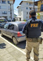 Homem com mandado de prisão é flagrado com carro roubado na BR-470 em Rio do Sul