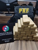 Ação conjunta PRF e PM apreende 20 quilos de maconha na BR-101 em Imbituba