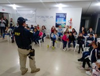 PRF realiza palestra educativa para crianças e adolescentes em Jaraguá do Sul