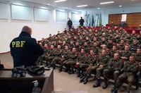 PRF realiza palestra para motociclistas do Exército Brasileiro em Rio Negro