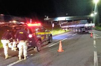 Caminhoneiro embriagado tranca carreta durante manobra e é preso na BR-101, em Garuva