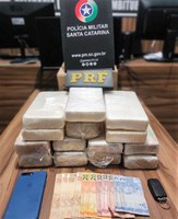 PRF e PM apreendem cerca de R$ 1 milhão em cocaína e crack na BR-101, em Imbituba