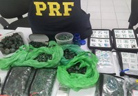 PRF localiza 9,8 kg de pedras semelhantes a esmeraldas sem procedência na BR-470, em Rio do Sul