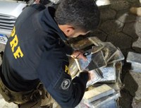53 kg de cocaína escondidos em lataria são localizados em ação conjunta PRF e Polícia Militar