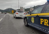 Carro roubado no Rio Grande do Sul é recuperado na BR-101 em Itapema