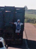 PRF flagra homem pendurado em caminhão na BR-282 em Xanxerê