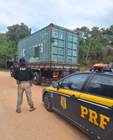 PRF recupera em Barra Velha caminhão furtado minutos antes na BR-101