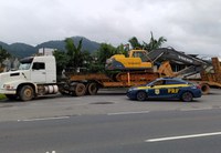 PRF flagra na BR-280 carreta com escavadeira solta dirigida por motorista com habilitação para automóvel