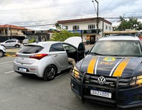 Automóvel roubado e com placas clonadas é recuperado em Balneário Camboriú