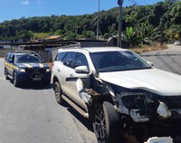 Procurado por feminicídio foge de abordagem, provoca acidentes e é preso com carro roubado e arma na BR-470 em Blumenau