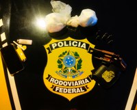 Revólver municiado e drogas são encontrados em automóvel em Mafra, na BR-116