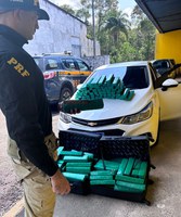 PRF localiza 129 kg de maconha em malas de viagem na BR-101 em Joinville