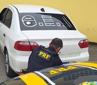 Homem é preso por adulterar placas com fita adesiva na BR-101 em Joinville