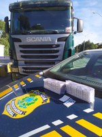 PRF flagra motorista de carreta com mais de 1.500 comprimidos de rebite na BR 280 em Rio Negrinho