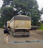 Carreta é flagrada com nove toneladas de excesso e derramando carga na BR 116 em Ponte Alta