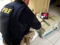 PRF flagra carga milionária de cocaína na BR 101 em Biguaçu