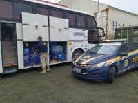 Ônibus é flagrado com bagageiro lotado de produtos de importação irregular na BR 101 em Balneário Piçarras