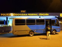 PRF apreende mais de meio milhão de reais em cigarros dentro de micro-ônibus na BR 282 em Erval Velho