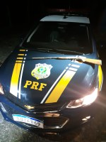 PRF flagra espingarda escondida em motor de carro na BR 280 em Mafra