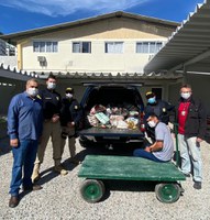 Alimentos arrecadados na campanha Estrada Solidária são entregues na APAE em Florianópolis