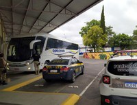 PRF orienta passageiros de ônibus sobre uso de cinto de segurança