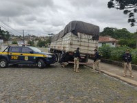 PRF recupera caminhão roubado e que circulava clonado na BR 280 em Mafra