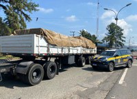 Carreta carregada de painéis solares é recuperada pela PRF