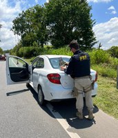 Carro furtado há poucas horas e que rodava com placas falsas é recuperado na BR 101 em Joinville