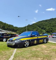 Picape caracterizada como viatura da PRF é apreendida em Balneário Camboriú