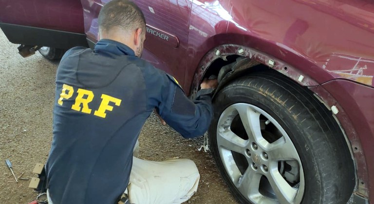 Em Guaraciaba (SC), PRF apreende cocaína, crack, armas e munições escondidos na lataria de carro