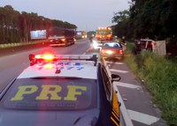 PRF impede roubo a carreta acidentada na BR 101 em Araquari