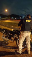 Motocicleta abandonada e com registro de furto/roubo é recuperada na BR 101 em Itajaí