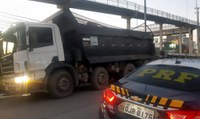 PRF flagra caminhão transportando quase o dobro da capacidade de peso na BR 101 em São José