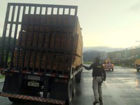 PRF flagra reboque de caminhão com risco de tombamento de carga na BR 101 em Itapema