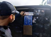 PRF localiza cigarros contrabandeados em furgão na BR 101 em Biguaçu