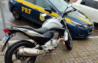 Homem foge da fiscalização com motocicleta roubada mas é alcançado na BR 282 em Xanxerê