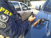 PRF apreende armas e recupera carro roubado na BR 116 divisa de SC com o Paraná