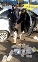 PRF localiza 31 kg de crack escondidos em lataria de carro na BR 101 em Joinville
