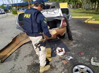 PRF localiza R$ 1,7 milhão em pasta base de cocaína no para-choque de carro na BR 101 em Joinville