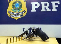 PRF localiza revólver escondido em motor de carro na BR 101 em Barra Velha