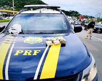 PRF prende homem procurado por furto e não pagamento de pensão na BR 101 em Biguaçu